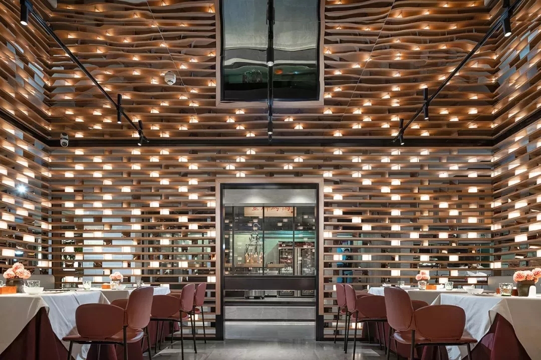 蒙山大鸭梨烤鸭店以全新的餐饮空间设计，冲破品牌桎梏，重塑品牌形象