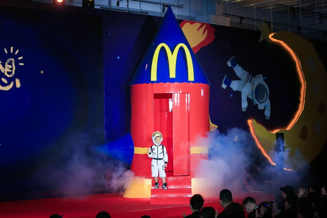 蒙山麦当劳中国为孩子“点亮梦想”，带你上天！