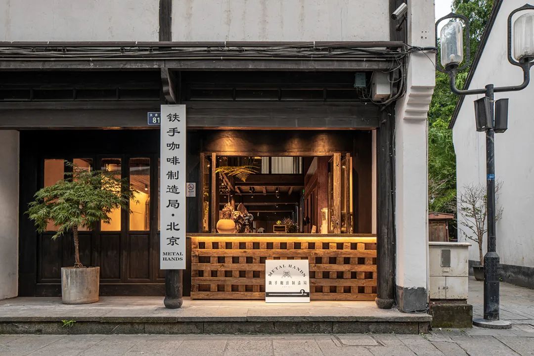 蒙山打破传统，让咖啡店的深圳餐饮空间设计中西合璧